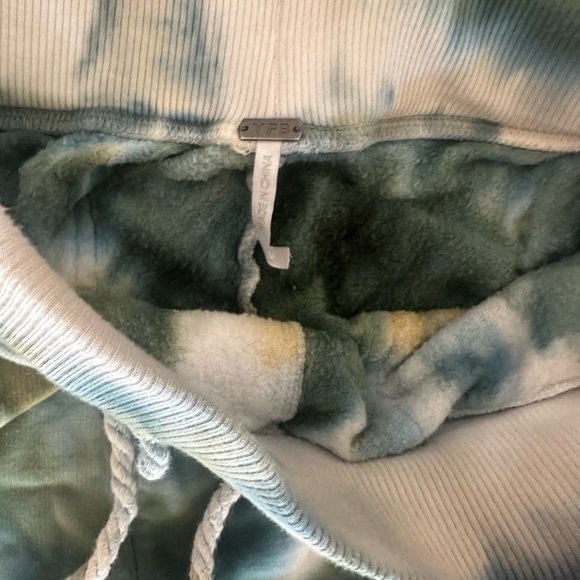 YFB Coraline Green Tie Dye Soft Knit Sweatshirt & Pants Sz Small - Picture 7 of 9